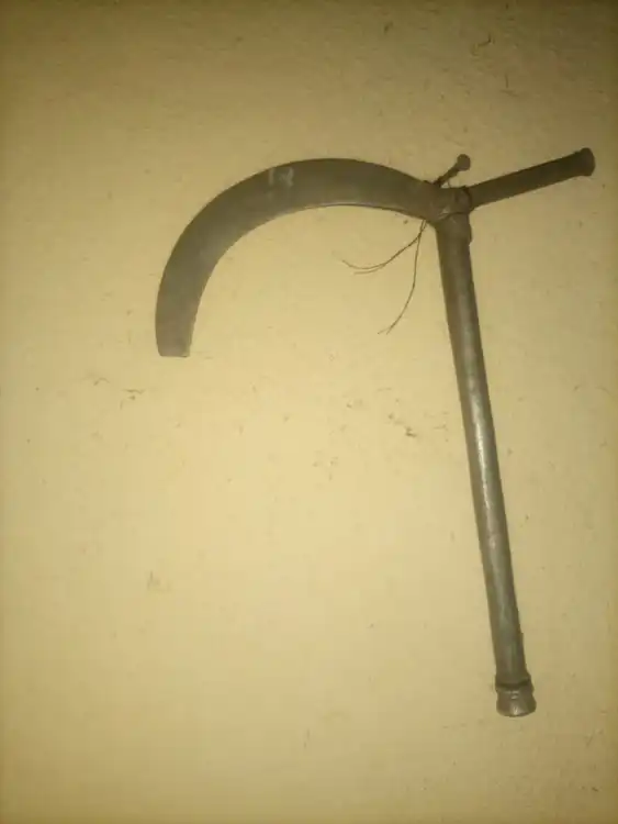 Rekwetemen: un élement de la danse traditinnele que les femmes tiennent en main pour signifier la mère de l'initié.