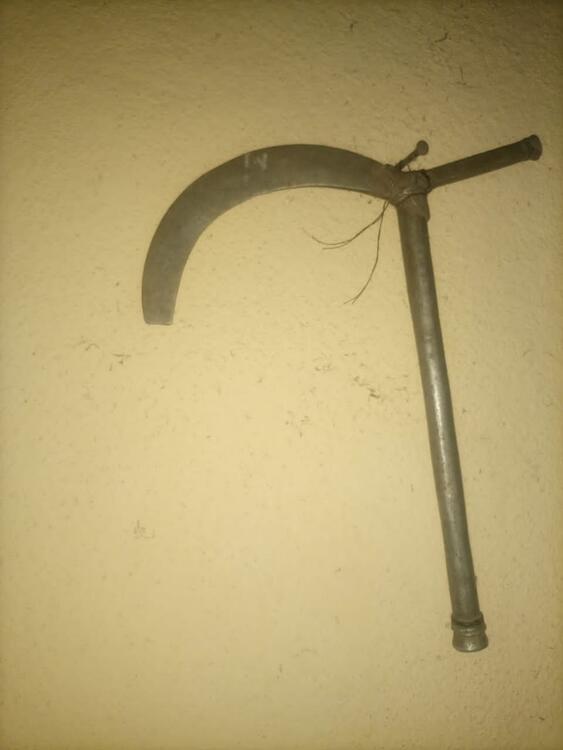 Rekwetemen: un élement de la danse traditinnele que les femmes tiennent en main pour signifier la mère de l'initié.